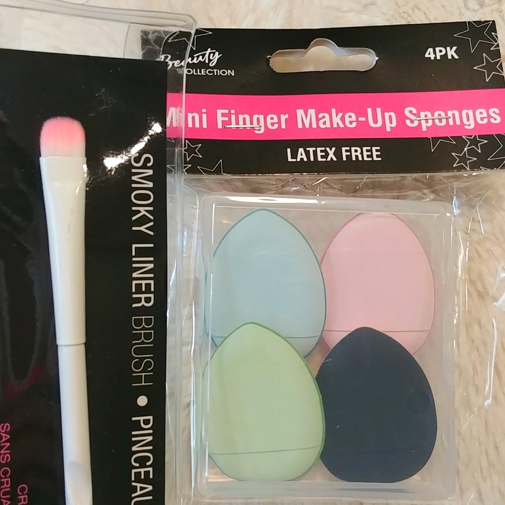 🎉2/$16NEW Mini Finger Makeup Sponges in Case with Wet n Wild Smokey Liner Brush